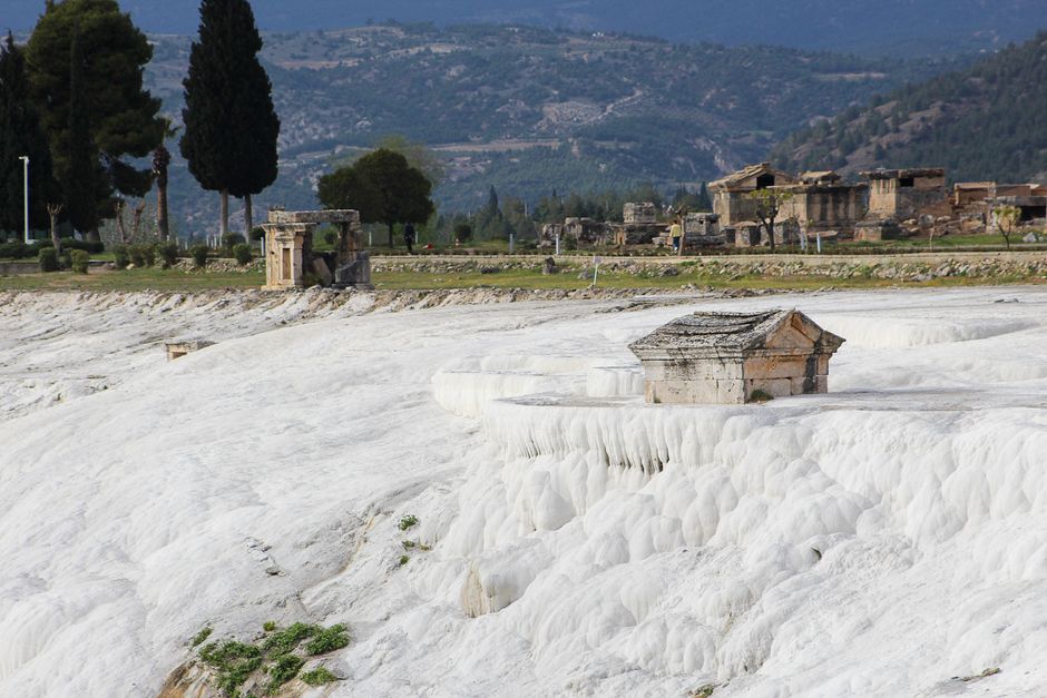 A stunning view of the Pamukkale thermal terraces in Turkey with ancient ruins.